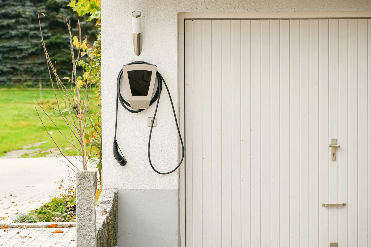 Borne de recharge murale installée sur le mur d'un garage