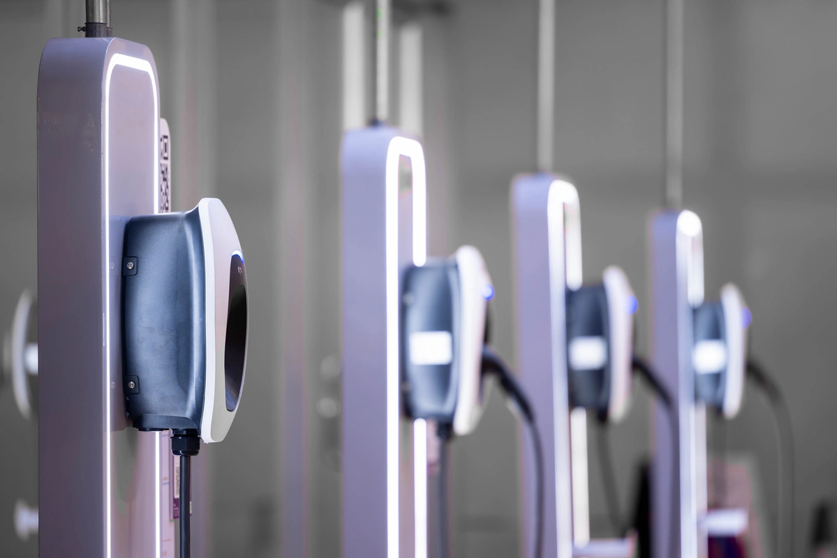 Rangée de bornes de recharge pour véhicules électriques