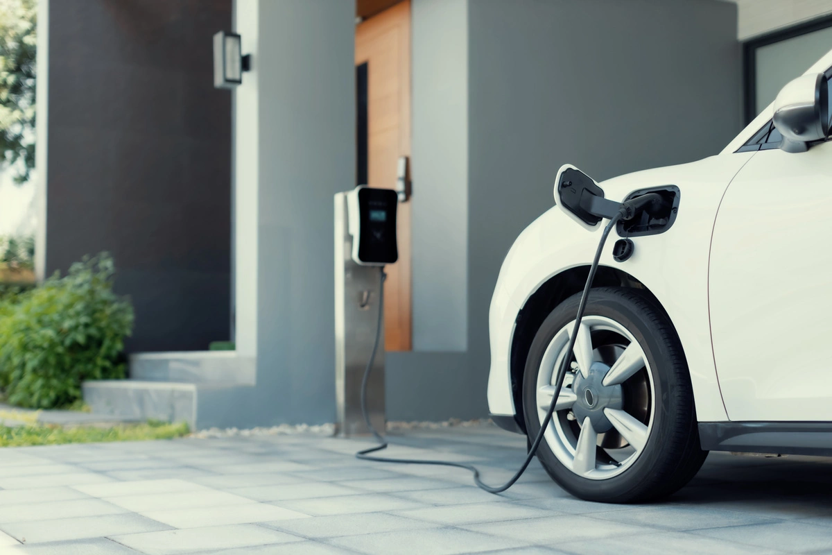 Voiture électrique en cours de recharge sur une borne installée à domicile.