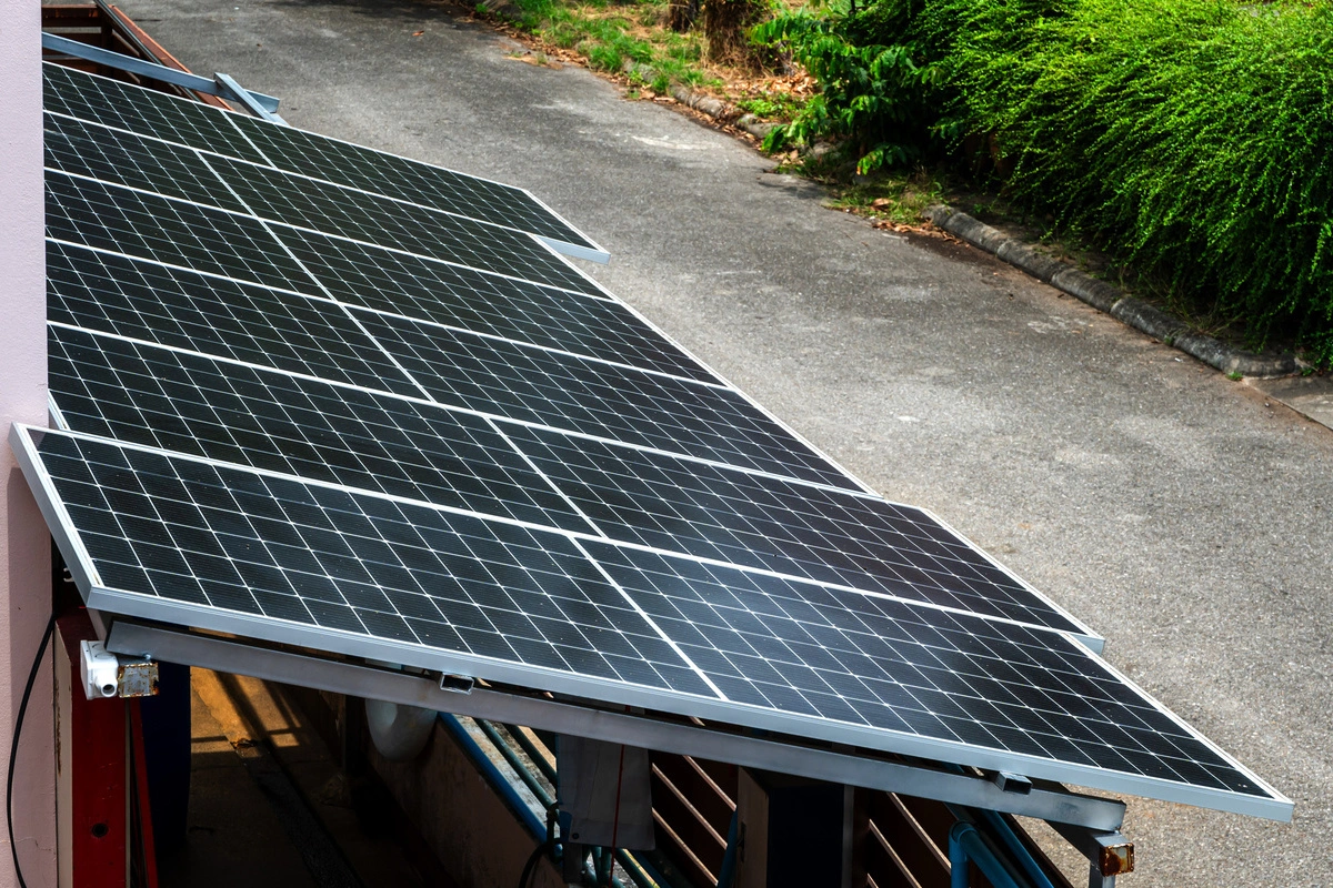 Installation de panneaux photovoltaïques sur une structure au sol.