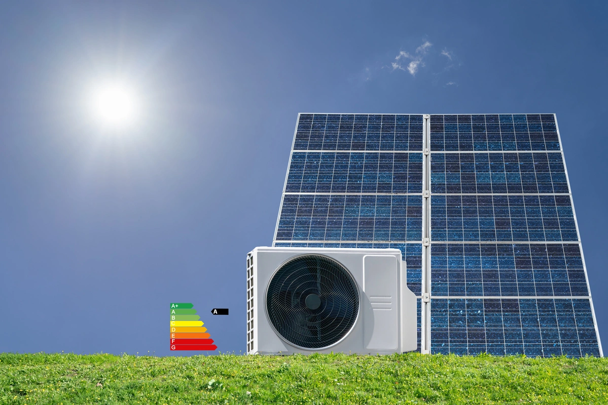 Pompe à chaleur solaire avec panneaux photovoltaïques et étiquette énergétique, sous un ciel ensoleillé